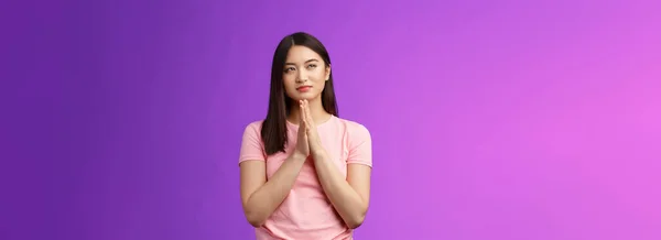 Slimme Slimme Goed Uitziende Aziatische Vrouw Die Handen Tegen Elkaar — Stockfoto