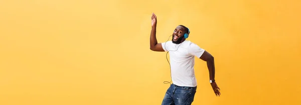 Retrato Comprimento Total Jovem Afro Americano Ouvindo Música Com Fones — Fotografia de Stock