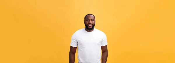 Retrato Joven Negro Moderno Sonriendo Pie Fondo Amarillo Aislado —  Fotos de Stock