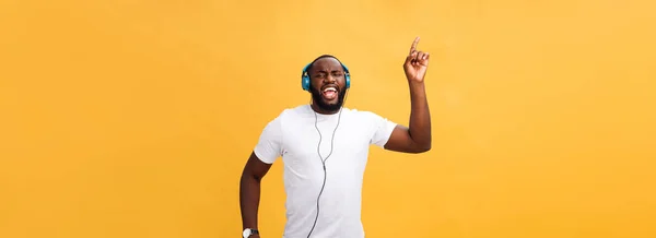 Joven Hombre Afroamericano Con Auriculares Disfrutar Música Bailando Sobre Oro — Foto de Stock