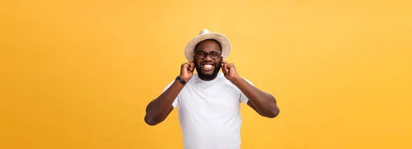 Πορτρέτο Του Όμορφος Νεαρός Αφρικανική Χαμογελώντας Λευκό Shirt Κίτρινο Φόντο — Φωτογραφία Αρχείου