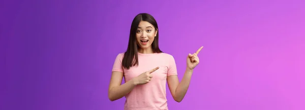 Entusiástico Surpreso Bonito Asiático Menina Mostrando Promo Animada Sorrindo Dizendo — Fotografia de Stock
