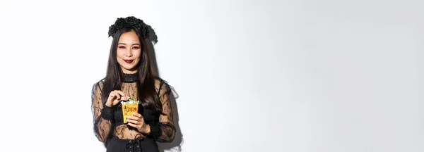 Sorrindo Bonito Asiático Mulher Celebrando Halloween Segurando Doces Sorrindo Feliz — Fotografia de Stock