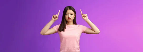 動揺悲しいアジアの女の子は嫉妬しているように見える 悩んでいる 指標の指を示すことを指摘トップ広告の後悔チャンスを逃すと 失望した紫色の背景を立って残念な — ストック写真