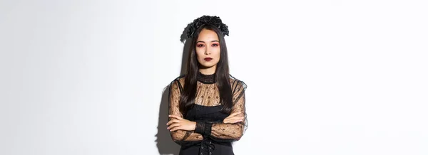 Imagen Hermosa Mujer Asiática Vestido Encaje Negro Corona Flores Serio —  Fotos de Stock