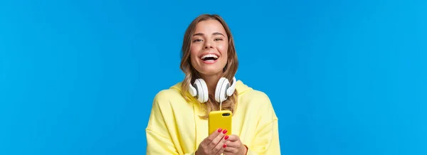 Retrato Cerca Alegre Chica Rubia Guapa Con Capucha Amarilla Auriculares —  Fotos de Stock