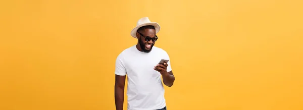 Vidám Afrikai Amerikai Férfi Fehér Ing Mobil Telefon Alkalmazás Segítségével — Stock Fotó