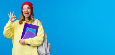 Her şey iyi olacak. İyimser görünümlü sarışın kız onaylıyor ve iyi bir jest yapıyor, mükemmel olacağına garanti veriyor, sınavı geçeceğine, derse gideceğine ya da üniversitede ders alacağına garanti veriyor..