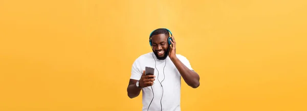 Hombre Afroamericano Con Auriculares Escuchar Bailar Con Música Aislado Sobre — Foto de Stock