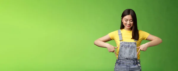 Studioaufnahme Unbeschwerte Süße Asiatische Frau Stellen Neue Promo Vor Zeigen — Stockfoto