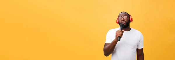 Jovem Menino Afro Americano Bonito Cantando Emocional Com Micro — Fotografia de Stock
