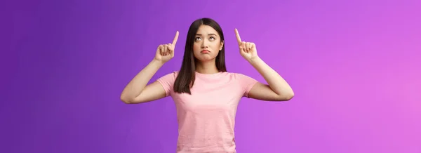 悲しい短い暗い散髪でアジアの女の子の説得に失望し 動揺を指して見て 良い機会を逃すと 不幸なトップ広告を見つめ 立って紫色の背景 — ストック写真