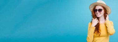 Seyahat kavramı - portre genç güzel çekici Dişileştirilmiş kız moda şapka ve sunglass gülümseyen yakından. Mavi Pastel renkli. Kopya alanı.