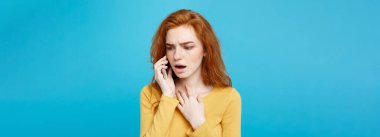 Sarı rahat arama üzerinde mavi arka plan izole telefon bir sürpriz karışık kadın portresi.