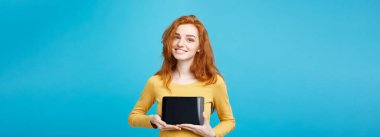 Portre genç güzel çekici Dişileştirilmiş kız dijital tablet ekran siyah gösteren gülümseyen kapatın. Mavi Pastel renkli. Kopya alanı