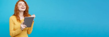 Portre genç güzel çekici Dişileştirilmiş kız dijital masada bir şey yeme içme ile gülümseyen mutlu kapatın. Mavi Pastel renkli. Kopya alanı