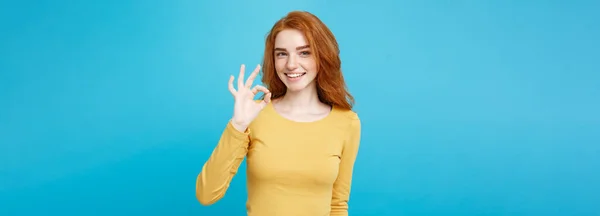 乐趣和人们观念 爆头画像的雀斑微笑和制作 的手势 用手指的迷人姜红头发女孩 淡蓝色背景 复制空间 — 图库照片