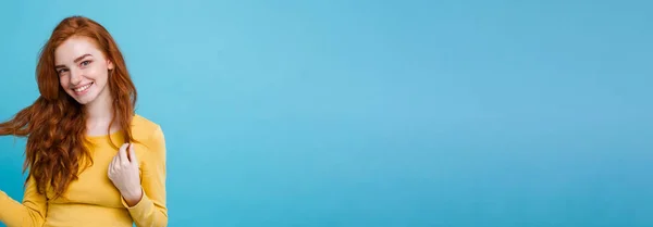 Портрет Счастливой Рыжей Девушки Веснушками Улыбающейся Камеру Пастельно Синий Фон — стоковое фото