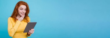 İnsan ve teknoloji kavramı - portre genç güzel çekici Dişileştirilmiş kız dijital masada bir şey yeme içme ile gülümseyen mutlu yakın. Mavi Pastel renkli. Kopya alanı.