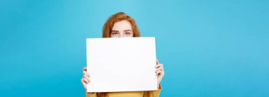 Boş işaret gösteren gülümseyen portre genç güzel çekici Dişileştirilmiş kız kadar yakın. Mavi Pastel renkli. Kopya alanı