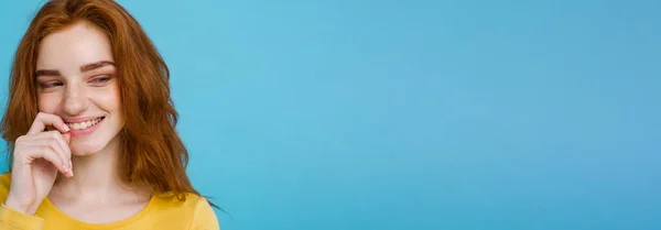 Портрет Счастливой Рыжеволосой Девушки Веснушками Улыбающейся Камеру Пастельно Синий Фон — стоковое фото