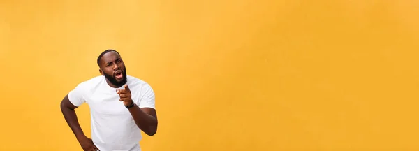 Divertido Cliente Africano Joven Sonriendo Felizmente Señalando Sus Dedos Índice — Foto de Stock