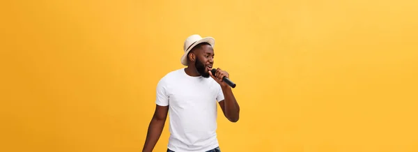 Jonge Knappe Afro Amerikaanse Jongen Emotionele Zingen Met Microfoon Geïsoleerd — Stockfoto