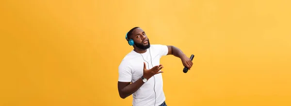 Porträtt Glad Positiv Chic Stilig Afrikansk Man Som Håller Mikrofon — Stockfoto