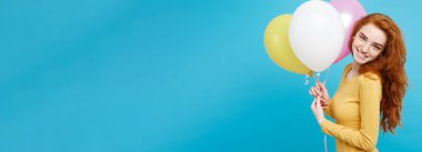 Portre mutlu genç güzel çekici Dişileştirilmiş kız renkli parti balon ile gülümseyen kapatın. Mavi Pastel renkli.