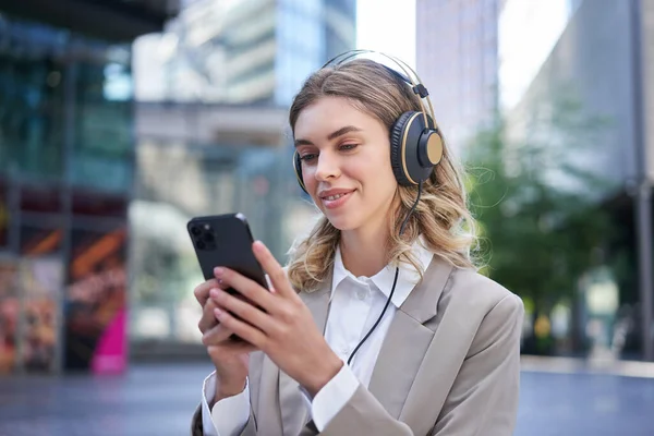 Retrato Una Joven Empresaria Sonriente Escuchando Música Auriculares Usando Teléfono —  Fotos de Stock