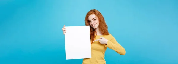 Close Retrato Jovem Bonita Atraente Ruiva Menina Cabelo Vermelho Sorrindo — Fotografia de Stock