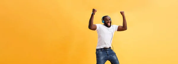Full Längd Porträtt Körsbär Unga Afroamerikanska Man Lyssnar Musik Med — Stockfoto