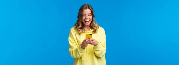 Conceito Tecnologia Pessoas Menina Loira Sorridente Feliz Usando Telefone Celular — Fotografia de Stock