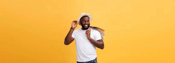 幸せなアフリカ系アメリカ人の背景が黄色の買い物袋を保持しています 休日の概念 — ストック写真