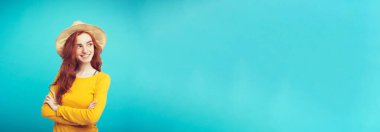 Seyahat kavramı - portre genç güzel çekici Dişileştirilmiş kız moda şapka ve sunglass gülümseyen yakından. Mavi Pastel renkli. Kopya alanı.