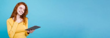 İnsan ve teknoloji kavramı - portre genç güzel çekici Dişileştirilmiş kız dijital masada bir şey yeme içme ile gülümseyen mutlu yakın. Mavi Pastel renkli. Kopya alanı.