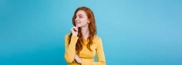 Retrato Chica Pelirroja Feliz Pelo Rojo Con Pecas Sonriendo Mirando — Foto de Stock