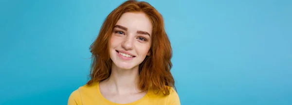 Hoofdfoto Portret Van Vrolijk Gember Rood Haar Meisje Met Sproeten — Stockfoto