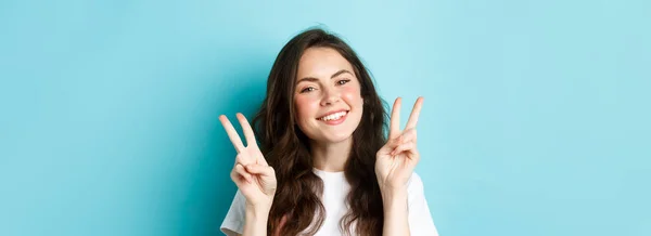 Detail Portrét Atraktivní Pozitivní Dívka Říká Sýr Usmívá Ukazuje Znamení — Stock fotografie