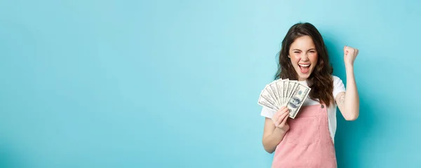 Mujer Joven Afortunada Emocionada Gritando Satisfacción Triunfo Ganando Dinero Sosteniendo — Foto de Stock