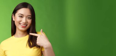 Yakın plan, gururlu Asyalı iddialı kız kendini tanıt, kendi yüzünü göster, neşeyle gülümse, övünerek kendi başarısını anlat, övünerek başarısını öv, emin ol, çalışmayla başa çıkabilir..