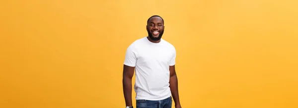 Retrato Varón Afroamericano Encantado Con Sonrisa Positiva Dientes Blancos Perfectos — Foto de Stock