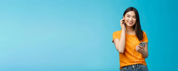 Alegre Mujer Asiática Bien Parecido Mirar Hacia Arriba Encantado Mantenga — Foto de Stock