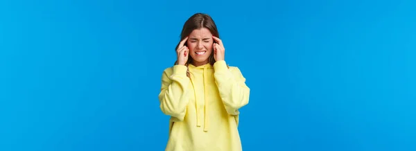 Una Chica Tratando Concentrarse Durante Los Exámenes Siente Mal Molesto —  Fotos de Stock