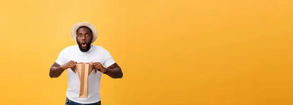 Αφρικανική Αμερικανική Άνθρωπος Πολύχρωμες Χάρτινες Τσάντες Που Απομονώνονται Κίτρινο Φόντο — Φωτογραφία Αρχείου