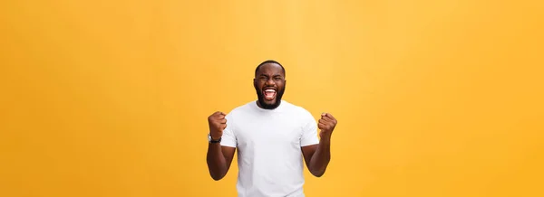 ハンサムな若いアフリカ系アメリカ人の男従業員 興奮と口を大きく開くと 嬉しそうに叫んだ Clenched 拳を良い運や仕事で昇進と幸せ保つこと 積極的に身振りで示すこと — ストック写真
