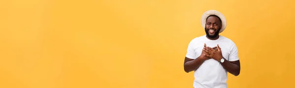 Headshot Φοιτητή Έκπληκτος Μελαχροινός Νεαρός Άνδρας Φορώντας Casual Γκρι Shirt — Φωτογραφία Αρχείου