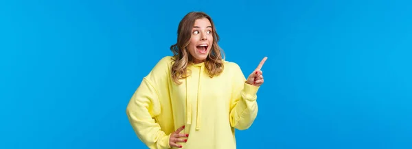 Garota Loira Feliz Sem Palavras Animado Reagir Notícias Impressionantes Apontando — Fotografia de Stock