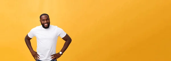 分離された黄色の背景の上に立っての笑みを浮かべてモダンな若い黒人男性の肖像画 — ストック写真