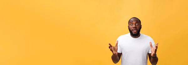 Şok Güvensizlik Kaldırdı Elleriyle Afrikalı Amerikalı Adam Portresi Sarı Arka — Stok fotoğraf